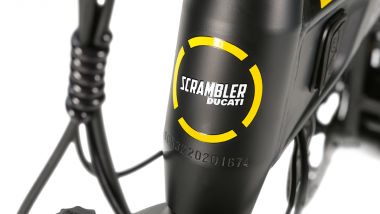 Ducati SCR-E Sport: il logo Scrambler sul piantone