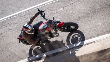 Ducati Scrambler Icon 2023 in curva