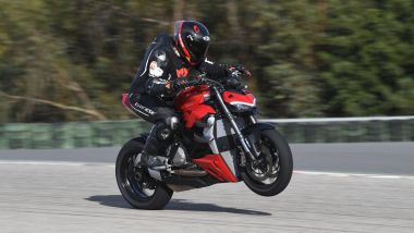 Ducati Streetfighter V2 in impennata