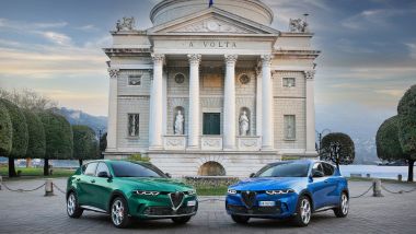 Due Alfa Romeo Tonale davanti al tempio-museo dedicato ad Alessandro Volta, Como