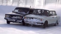 Due Lada saldate assieme driftano nella neve: il video su YouTube