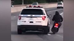 Duello SUV Polizia New York contro scooter, il video è virale