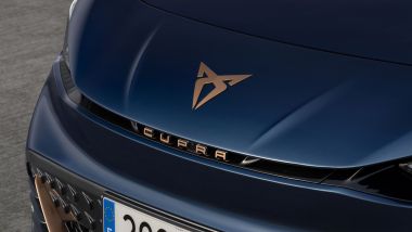 Ecco Cupra Born: logo e nome dell'auto in rilievo e color rame