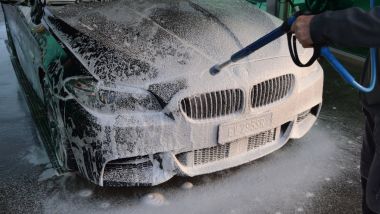 Editoriale: lavare l'auto, croce e delizia di ogni automobilista