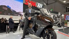 Video SYM EICMA 2024: uno scooter cruiser, l'ADXTG 400 e Symphony