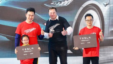 Elon Musk con alcuni fan cinesi