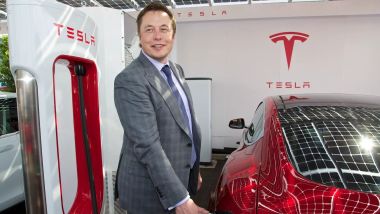 Elon Musk con una delle sue Tesla