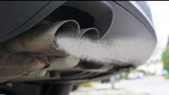 Emissioni auto, Ue approva tagli CO2 del 20% al 2025 e del 40% al 2030