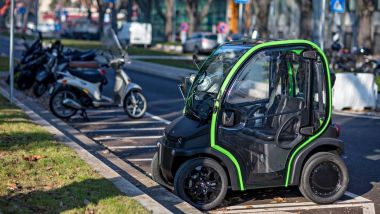 Estrima Birò nel parcheggio degli scooter