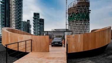 Evento a Milano per la presentazione di Audi Q4 e-tron: l'auto nell'installazione