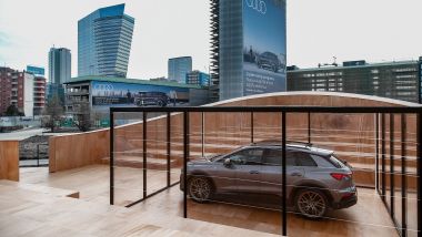 Evento a Milano per la presentazione di Audi Q4 e-tron: l'auto vista da dietro