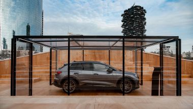 Evento a Milano per la presentazione di Audi Q4 e-tron: l'auto vista di profilo