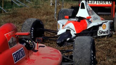 F1 1990, GP Giappone: la McLaren di Senna e la Ferrari di Prost dopo l'incidente al via