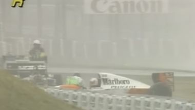 F1 1994, GP Giapponen: la McLaren di Brundle ha appena investito il commissario di pista