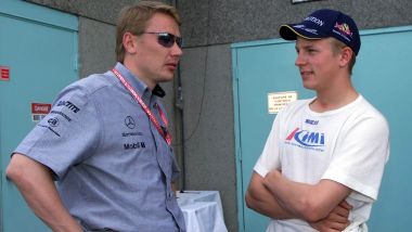 F1 2001: Kimi Raikkonen (Sauber) con il connazionale Mika Hakkinen (McLaren)