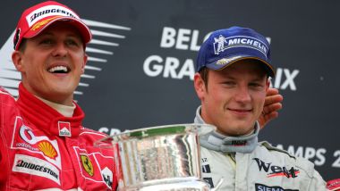 F1 2004: Kimi Raikkonen (McLaren) con Michael Schumacher (Ferrari) sul podio del GP Belgio