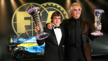 F1 2006: Flavio Briatore e Fernando Alonso ritirano il premio del campione del mondo al Gala Fia di fine stagione