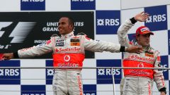 Le reazioni di Hamilton e Verstappen alle parole di Alonso