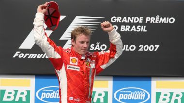 F1 2007: Kimi Raikkonen (Ferrari) celebra la conquista del titolo iridato