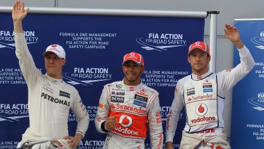 F1 2012: Michael Schumacher (Mercedes), Lewis Hamilton e Jenson Button (McLaren) al termine delle qualifiche del GP Malesia
