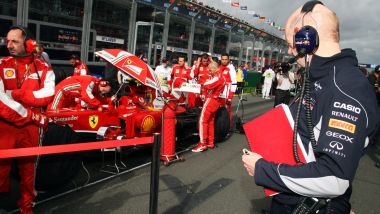 F1 2013: Adrian Newey (Red Bull) osserva la Ferrari