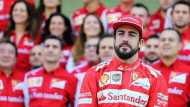 F1 2014: foto ricordo di Fernando Alonso con gli uomini della Ferrari