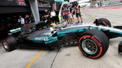 GP Malesia, qualifiche: Lewis Hamilton in pole anche a Sepang, Vettel fuori in Q1 per la rottura del turbo Ferrari