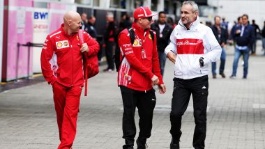 F1 2018: Kimi Raikkonen (Ferrari) scherza con Beat Zehnder (Alfa Romeo Sauber)