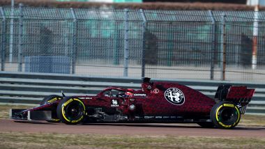 F1 2019, l'Alfa Romeo C38 in pista a Fiorano con livrea camouflage provvisoria