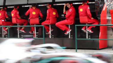 F1 2019, Mattia Binotto dal muretto osserva il passaggio in pit-lane della Mercedes di Hamilton