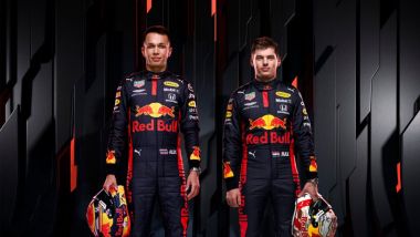 F1 2020: Alex Albon e Max Verstappen con la nuova tuta Red Bull