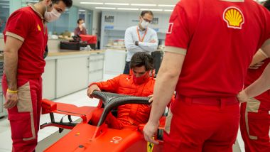 F1 2020, Carlos Sainz si cala nell'abitacolo della Ferrari