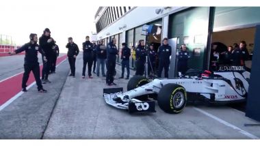 F1 2020: Daniil Kvyat esce dal box con l'Alpha Tauri AT01
