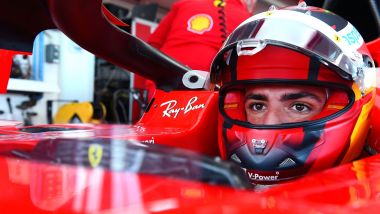 F1 2021, Carlos Sainz seduto nell'abitacolo della Ferrari SF71H