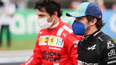 F1 2021: Fernando Alonso (Alpine F1 Team) di fianco all'amico Carlos Sainz (Scuderia Ferrari)