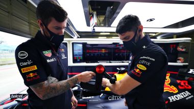 F1 2021: meccanici Red Bull Racing e i dispositivi Therabody