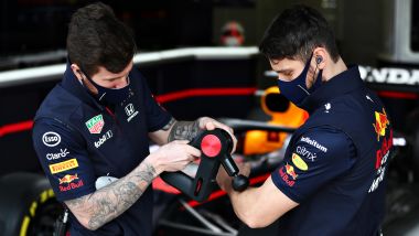 F1 2021: meccanici Red Bull Racing e i dispositivi Therabody
