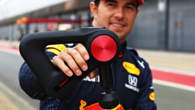F1 2021: Sergio Perez (Red Bull Racing) e i dispositivi Therabody