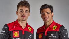 F1, Ferrari fa esplodere il web con le maglie di Leclerc e Sainz