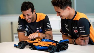 F1 2022: Daniel Ricciardo e Lando Norris giocano con la McLaren MCL36 di Lego
