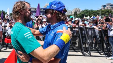 F1 2022: Fernando Alonso abbraccia l'ex grande rivale Sebastian Vettel. Ne prenderà il posto dal 2023