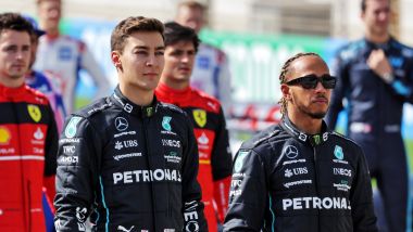 F1 2022: George Russell e Lewis Hamilton (Mercedes), alle loro spalle Charles Leclerc e Carlos Sainz (Ferrari)