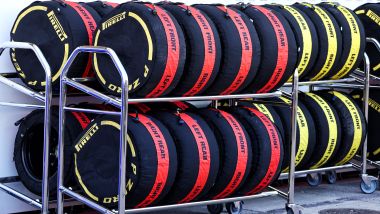 F1 2022: Gomme Pirelli all'interno delle termocoperte