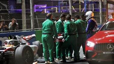 F1 2022, GP Arabia Saudita: Mick Schumacher portato via in barella