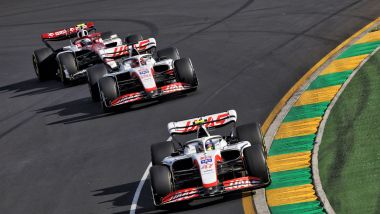 F1 2022, GP Australia: le Haas di Mick Schumacher e Kevin Magnussen seguite dall'Alfa Romeo di Guanyu Zhou