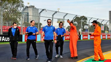 F1 2022, GP Australia: tifosi di MV che fanno selfie con Nando