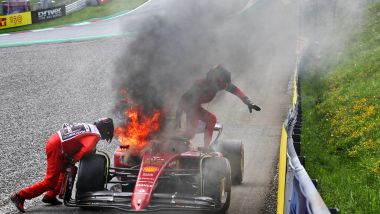 F1 2022, GP Austria: Carlos Sainz esce dalla sua Ferrari tra le fiamme