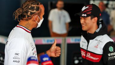 F1 2022, GP Austria: Lewis Hamilton saluta Zhou