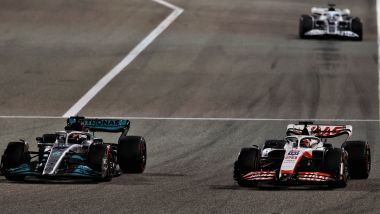 F1 2022, GP Bahrain: George Russell (Mercedes) supera Kevin Magnussen (Haas)