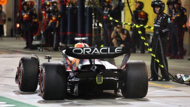 F1 2022, GP Bahrain: Max Verstappen (Red Bull) rientra ai box